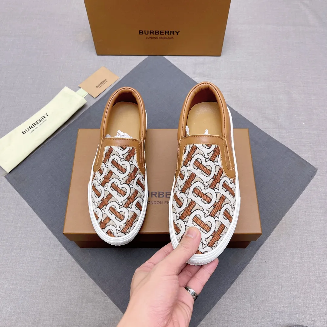 ◾️▫️P360. B's 2023 spring and summer new product, men's classic low-top slip-on sneakers, made of classic retro B's printed canvas material, spliced ​​with layered calfskin, and decorated with a new brand logo. First-layer cowhide lining, embossed Burberry logo on the heel, and original TPU outsole! Size: 38-45 No. 004